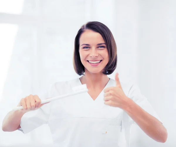 Tandläkare med tandborste på sjukhus — Stockfoto