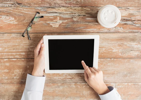 Közelkép a női kezek-val tabletta pc és kávé — Stock Fotó