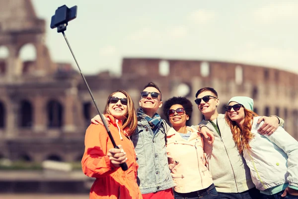 Amis heureux avec smartphone selfie stick — Photo