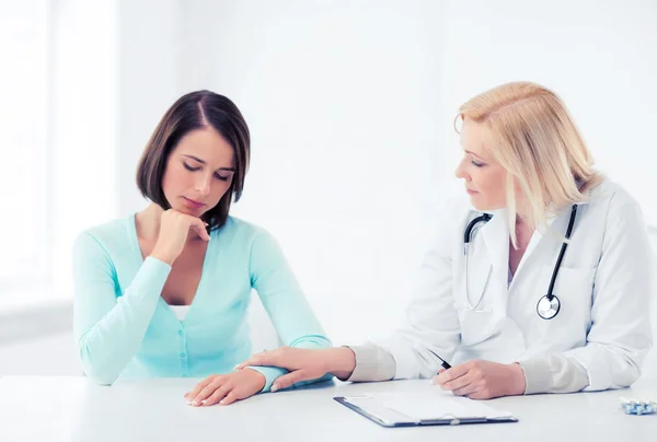 Doctor with patient in hospital — Stock Photo, Image