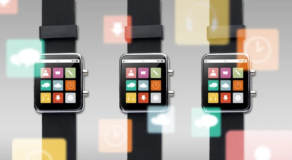 画面のメニューのアイコンとのスマートな腕時計のクローズ アップ — ストック写真