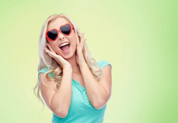 Glückliche junge Frau in Herzform Sonnenbrille — Stockfoto