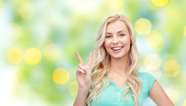 Sonriente joven mujer o adolescente mostrando la paz — Foto de Stock