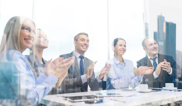 Business team with laptop clapping hands — Stock Photo, Image