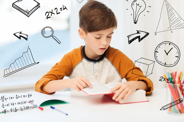 Student jongen lezen boek of leerboek thuis — Stockfoto