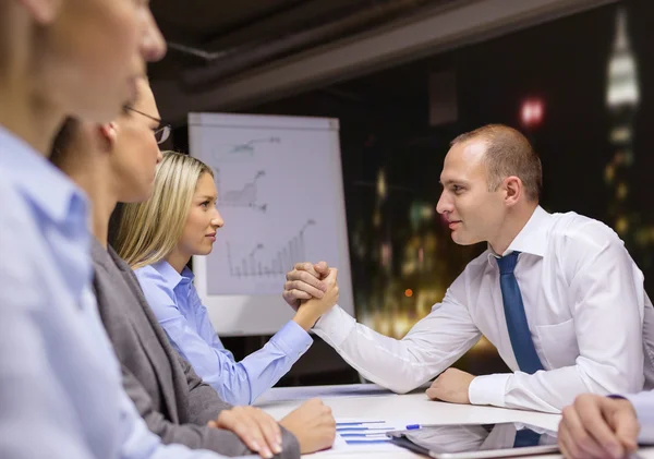 Businesswoman and businessman arm wrestling — Stock Photo, Image