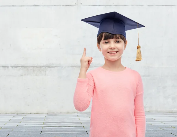 Gelukkig meisje in bachelor hoed of mortarboard — Stockfoto