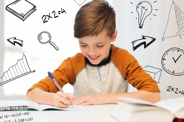 Uśmiechnięty uczeń piszący do notatnika w domu — Zdjęcie stockowe