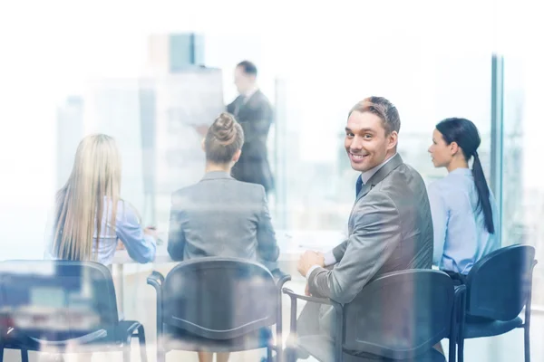 Uomo d'affari con team in carica — Foto Stock