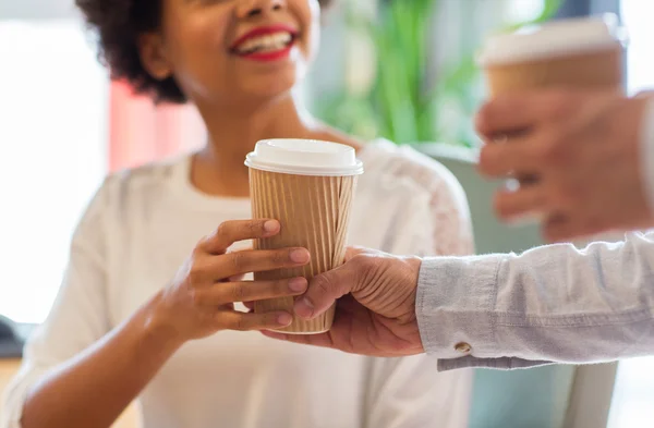 Primer plano de la mano mujer feliz tomando taza de café — Foto de Stock