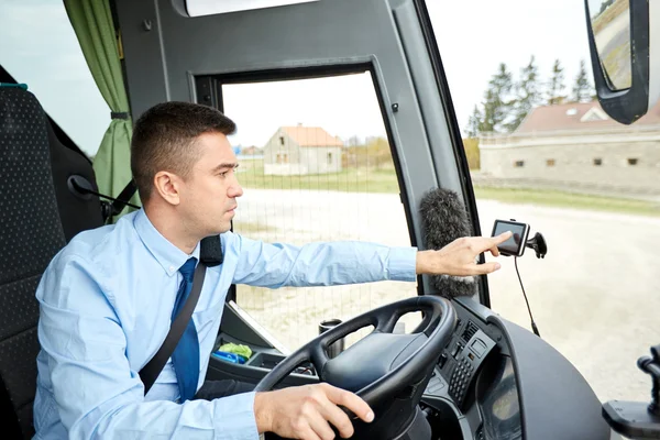 Kierowca autobusu wpisanie adresu do nawigatora gps — Zdjęcie stockowe