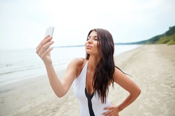 스마트폰으로 셀카를 찍은 젊은 여자 — 스톡 사진