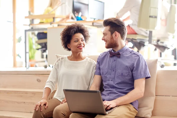 Glückliches Kreativteam mit Laptop im Büro — Stockfoto