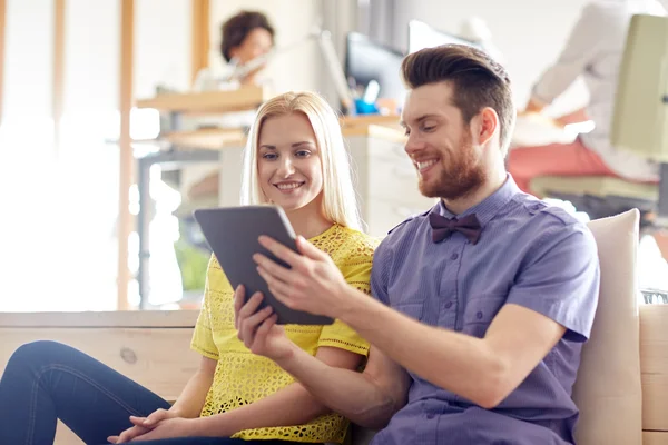 Équipe créative heureuse avec tablette PC au bureau — Photo