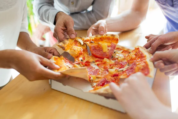Detailní záběr přátelé nebo lidé, jíst pizzu — Stock fotografie