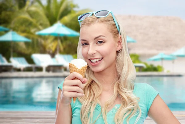 Happy young woman in sunglasses eating ice cream — Stock Photo, Image