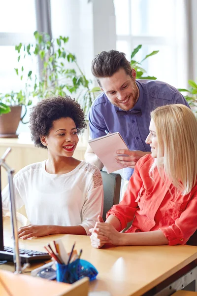 Lykkelig kreativ gruppe med datamaskin i embetet – stockfoto