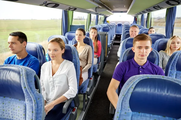 Groep passagiers of toeristen in reizen bus — Stockfoto