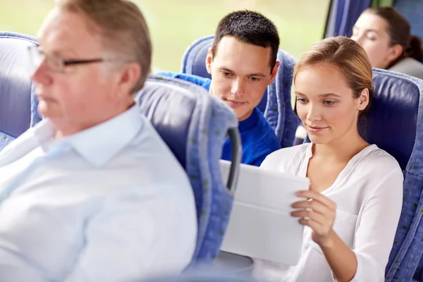 Coppia felice con tablet pc in autobus di viaggio — Foto Stock