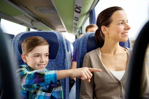Счастливая семейная поездка в туристическом автобусе — стоковое фото