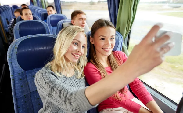 在旅游巴士上使用智能手机自拍的妇女 — 图库照片