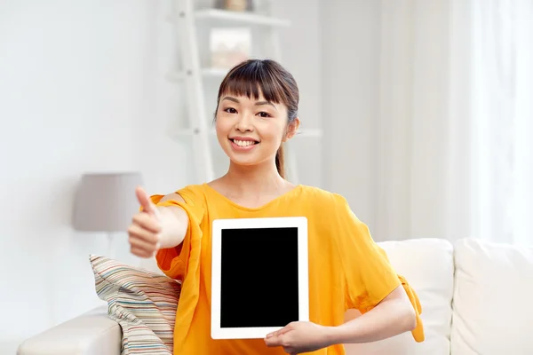 Feliz mujer asiática con tableta pc y pulgares arriba — Foto de Stock