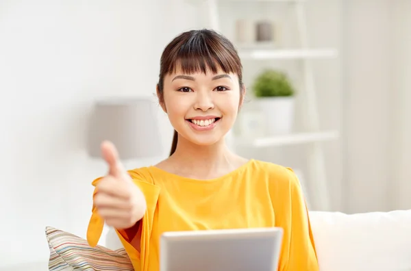 Feliz mujer asiática con tableta pc y pulgares arriba — Foto de Stock