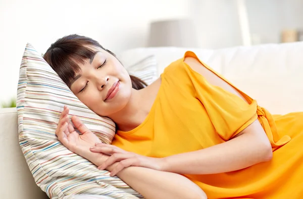 Mutlu Asyalı genç kız evde kanepede uyuyor — Stok fotoğraf