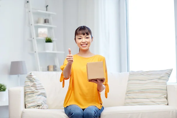 Feliz asiático joven mujer con paquete caja en casa — Foto de Stock