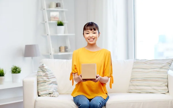 Feliz asiático joven mujer con paquete caja en casa — Foto de Stock