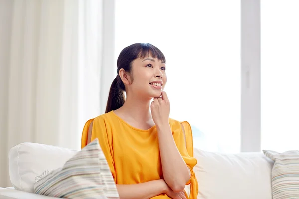 Šťastný asijské mladá snící žena doma — Stock fotografie
