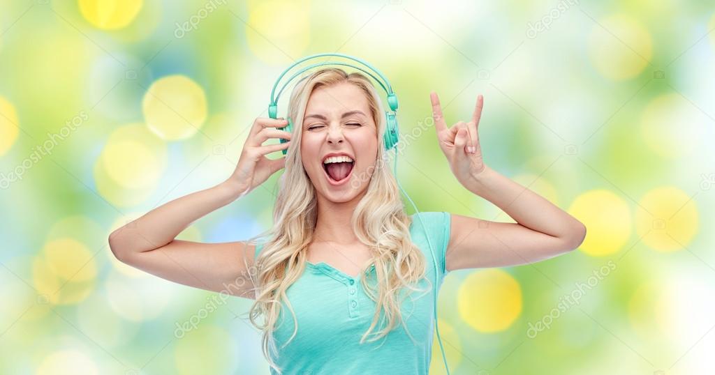 Счастливая Молодая Женщина Или Девочка-Подросток В Наушниках.