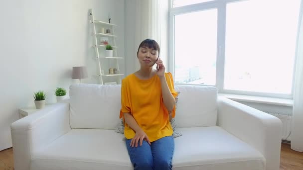 Heureux asiatique femme appelant sur smartphone à la maison — Video