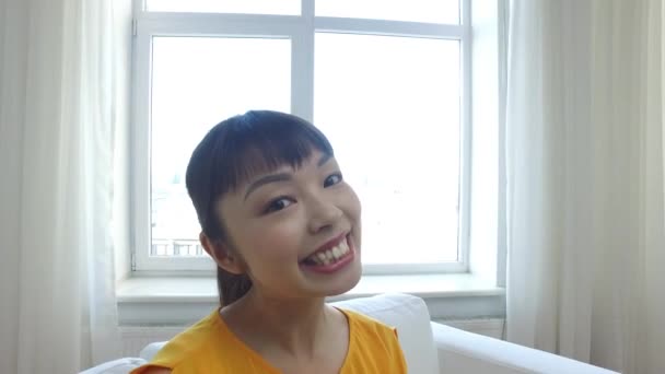 Happy asiatiska ung kvinna med selfie — Stockvideo