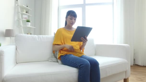 Feliz jovem mulher asiática com tablet pc em casa — Vídeo de Stock