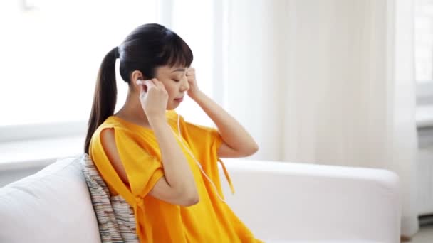 Szczęśliwa kobieta Azji z smartphone i słuchawki — Wideo stockowe