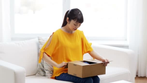 Feliz asiático joven mujer con paquete caja en casa — Vídeo de stock