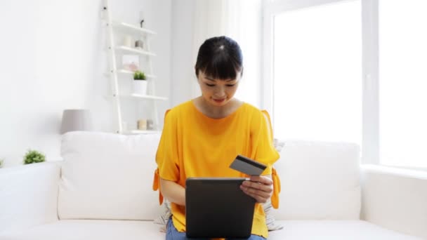 Happy asiatisk kvinna med TabletPC och kreditkort — Stockvideo