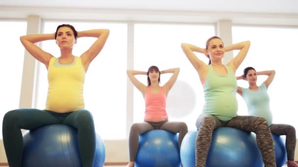 Felici donne incinte che esercitano sul fitball in palestra — Video Stock