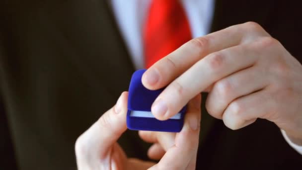 Novio celebración anillo de boda — Vídeos de Stock