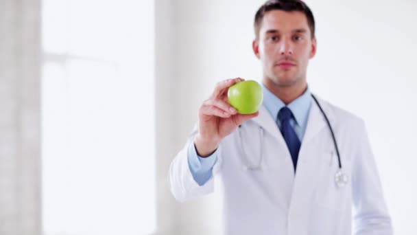 グリーンアップルの手を持つ医師 — ストック動画