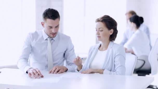 Мужчина и женщина подписывают контракт — стоковое видео