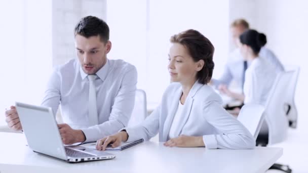 Geschäftsleute bei einem Meeting — Stockvideo