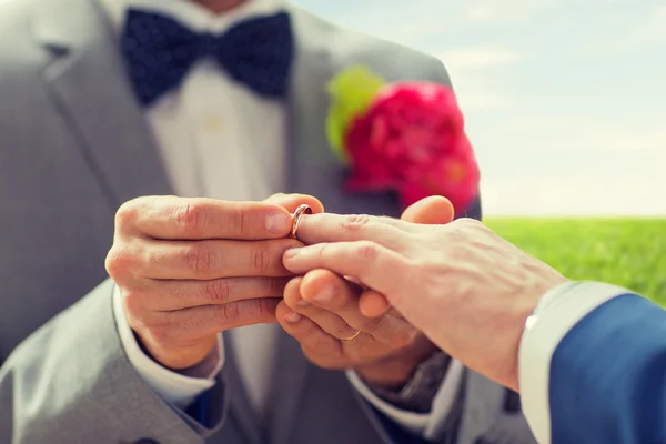 Chiudere fino di maschio gay coppia mani e matrimonio anello — Foto Stock