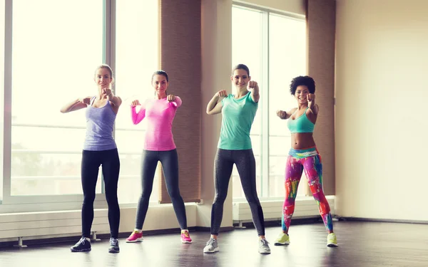 Groupe de femmes heureuses travaillant dans la salle de gym — Photo