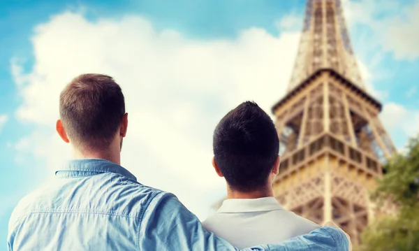 Close up de masculino gay casal mais eiffel torre — Fotografia de Stock