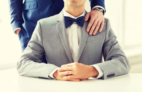Cerca de pareja gay masculina con anillos de boda en — Foto de Stock