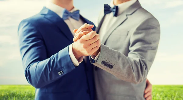 Närbild av glada manliga homosexuella par dans — Stockfoto