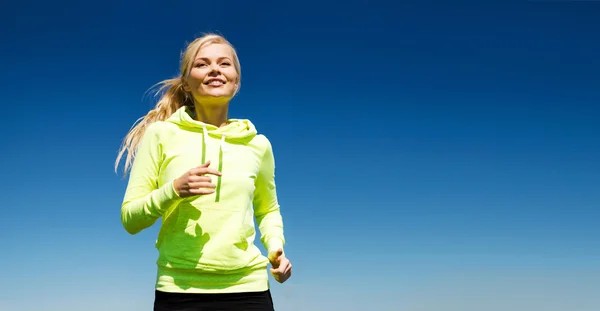 Femme jogging en plein air — Photo