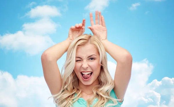 Feliz sonriente joven mujer haciendo conejito orejas — Foto de Stock